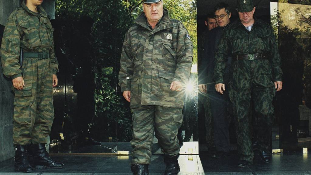 ARCHIV - Ratko Mladic (Mitte) in der bosnischen Stadt Banja Luka im Oktober 1995. Foto: Radivoje Pavicic/AP/dpa/Archivbild