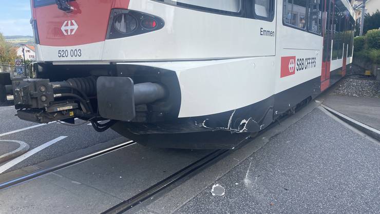 Beinwil am See AG, October 10: When a Volvo driver wanted to turn, there was a frontal side collision with an oncoming SBB train composition.