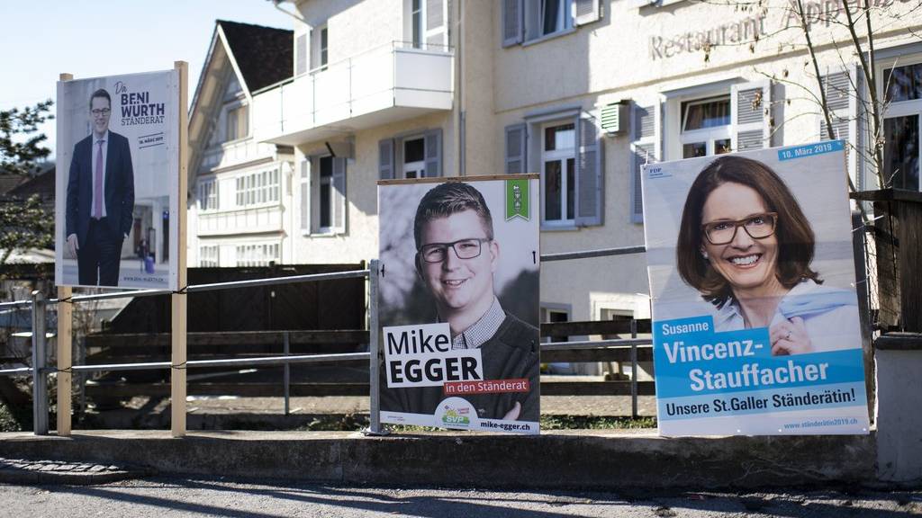 Überall sind Wahlplakate von Kandidaten und Kandidatinnen aufgehängt. (Bild: Keystone/Gian Ehrenzeller)