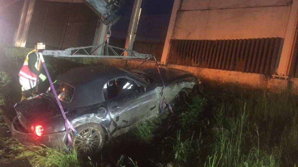 Im auf der A12 bei Matran FR ausser Kontrolle geratenen Auto wurde ein 30-jähriger Mann lebensgefährlich verletzt.