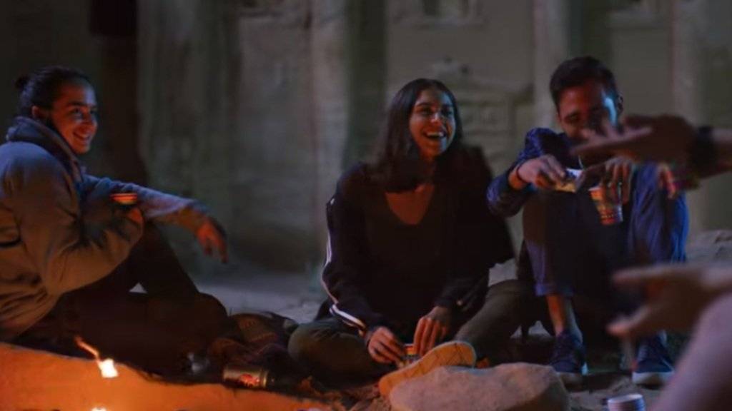 Zuschauer von «Dschinn» in Jordanien störten sich daran, dass in der TV-Serie exzessiv Alkohol getrunken wird. (Screenshot)