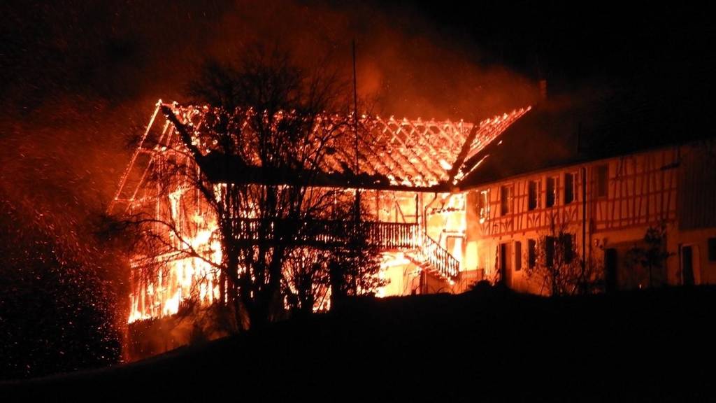 Scheune in Vollbrand löst Feuerwehr-Grosseinsatz aus