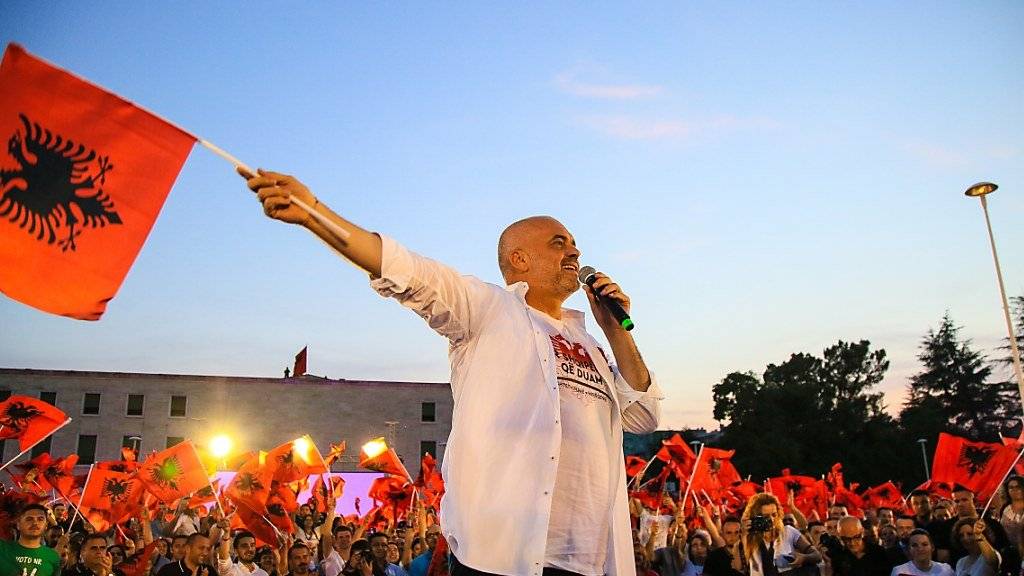 Die Sozialisten unter Regierungschef Edi Rama (rechts) haben die Parlamentswahl in Albanien gewonnen.