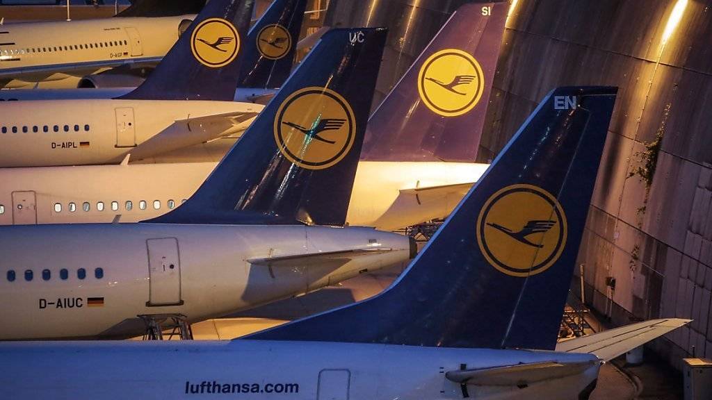 Die deutsche Fluggesellschaft Lufthansa streicht am Mittwoch 930 Flüge. Laut Unternehmen sind davon knapp 100'000 Passagiere betroffen.