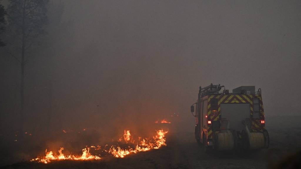 Waldbrand bei Bordeaux: Lage bleibt über Nacht stabil