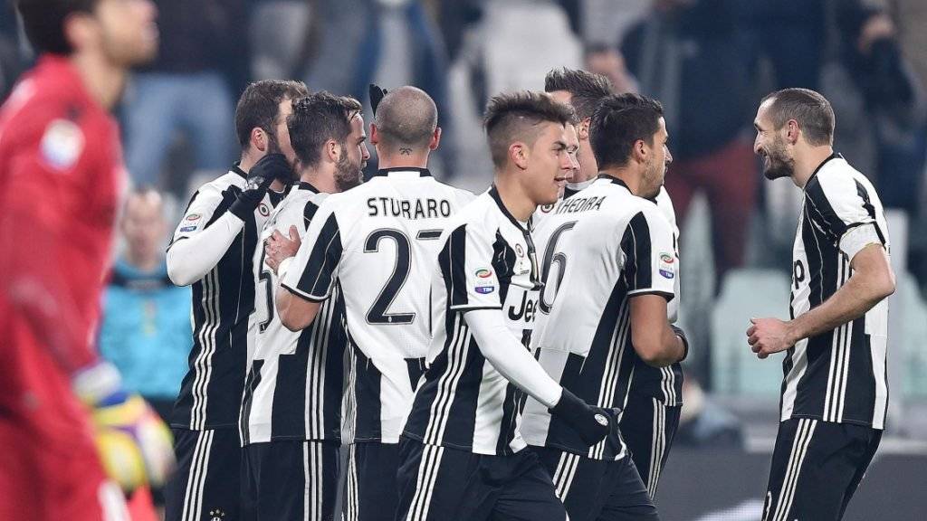 Die Juventus-Spieler jubeln über einen ihrer drei Treffer gegen Bologna
