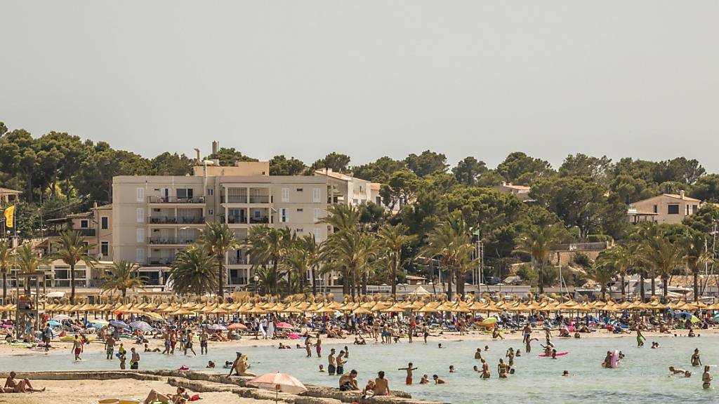 Badegäste genießen das gute Wetter am Strand von Arenal auf Mallorca. Aufgrund steigender Zahlen an Neuinfektionen wurde Spanien zum Corona-Hochinzidenzgebiet hochgestuft. Foto: John-Patrick Morarescu/ZUMA Press Wire/dpa