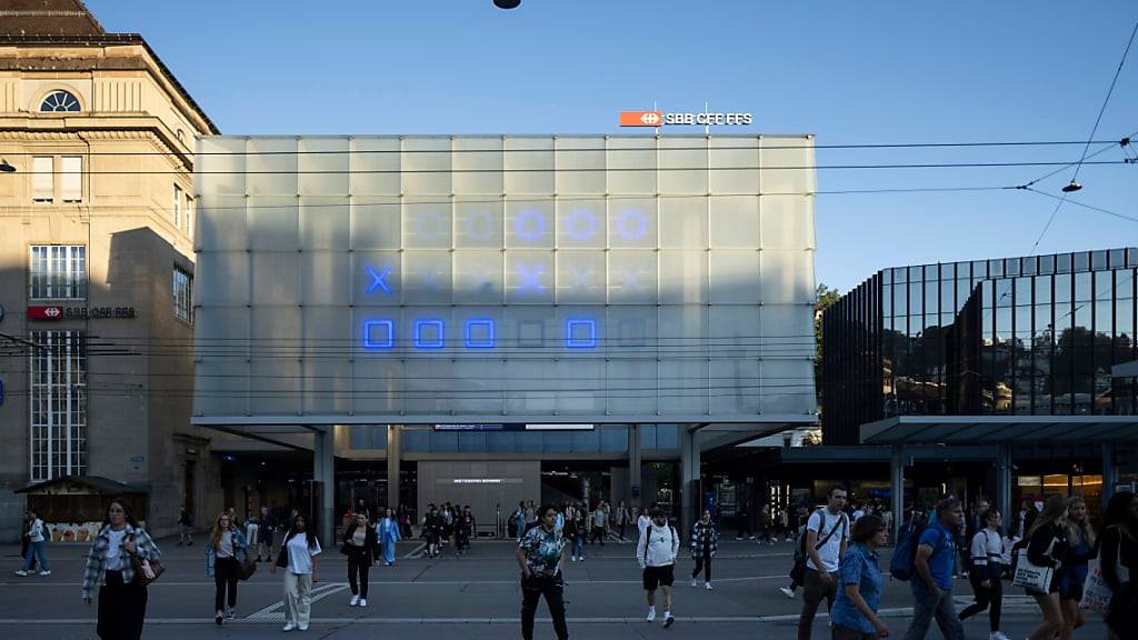 Plätze und Strassen in der Stadt St. Gallen sollen vermehrt begrünt werden. Im Bild der Hauptbahnhof St. Gallen. (Archivbild)