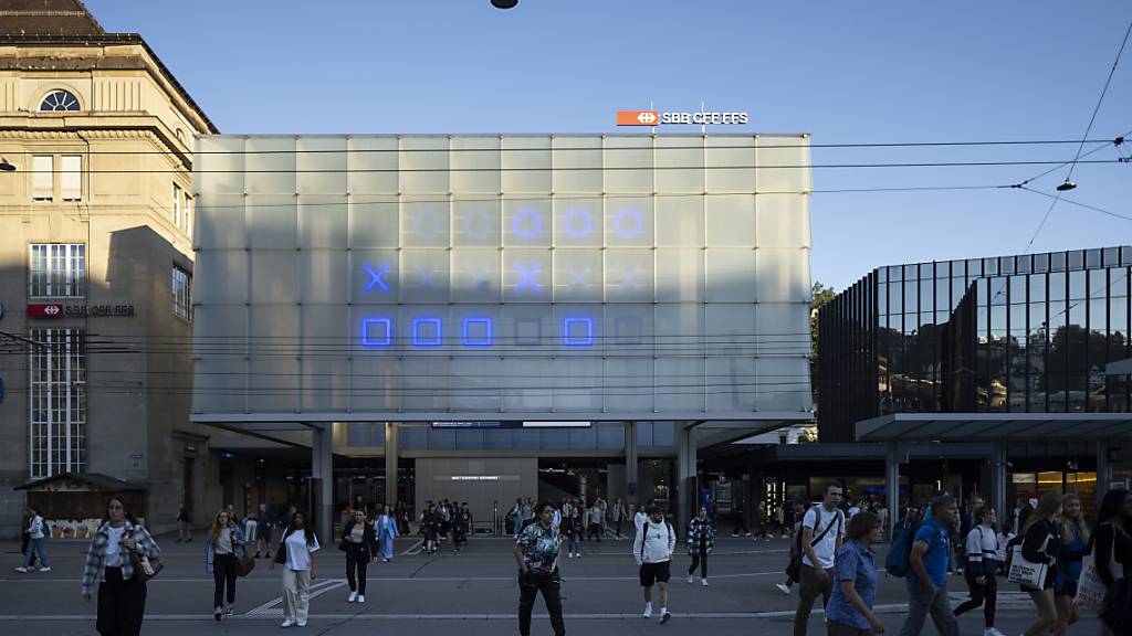 Plätze und Strassen in der Stadt St. Gallen sollen vermehrt begrünt werden. Im Bild der Hauptbahnhof St. Gallen. (Archivbild)