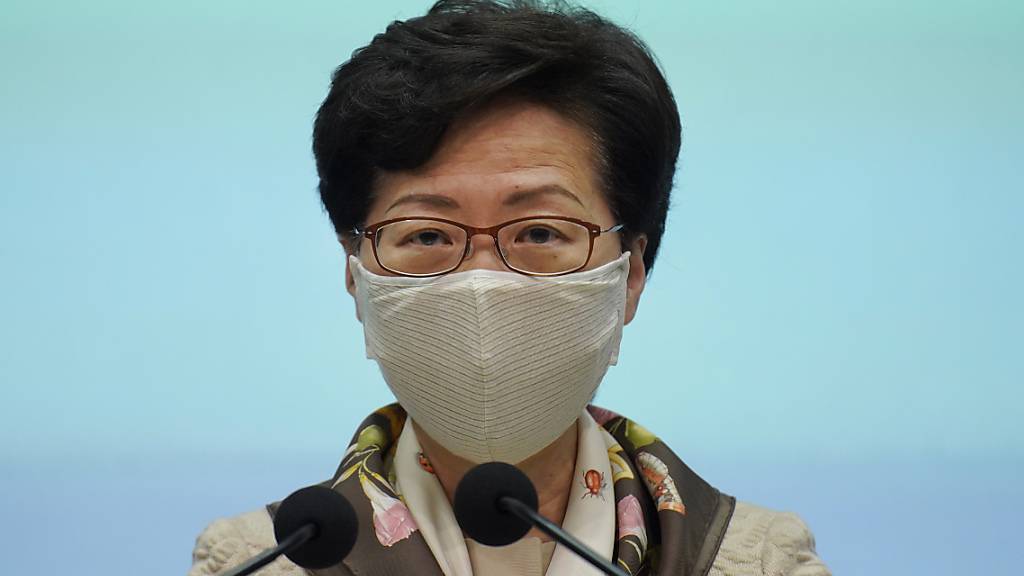 Carrie Lam, Regierungschefin von Hongkong, während einer Pressekonferenz. Erstmals seit drei Jahrzehnten darf in Hongkong nicht der Opfer der blutigen Niederschlagung der Demokratiebewegung am 4. Juni 1989 in China gedacht werden. Foto: Vincent Yu/AP/dpa