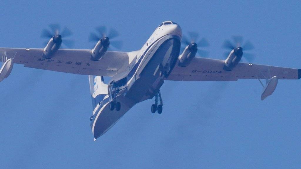 Das in China entwickelte grösste Wasserflugzeug der Welt hat seinen Jungfernflug unternommen. Das Flugzeug kann militärisch eingesetzt werden, ist aber für Rettungseinsätze auf See sowie für Löscharbeiten bei Waldbränden gedacht.