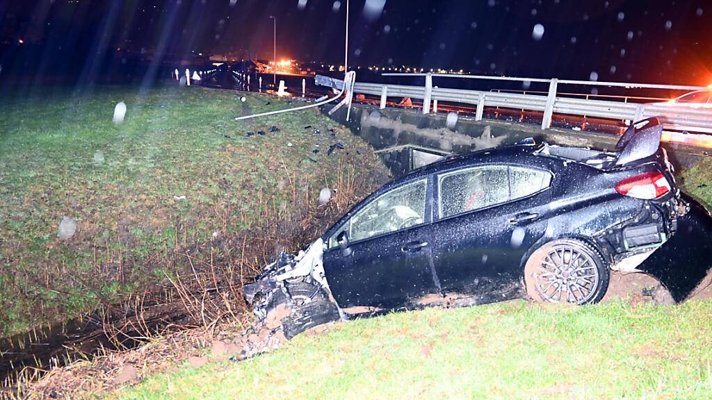 Ein fahrunfähiger Autolenker verunfallte beim Dorfbach in Kaltbrunn.