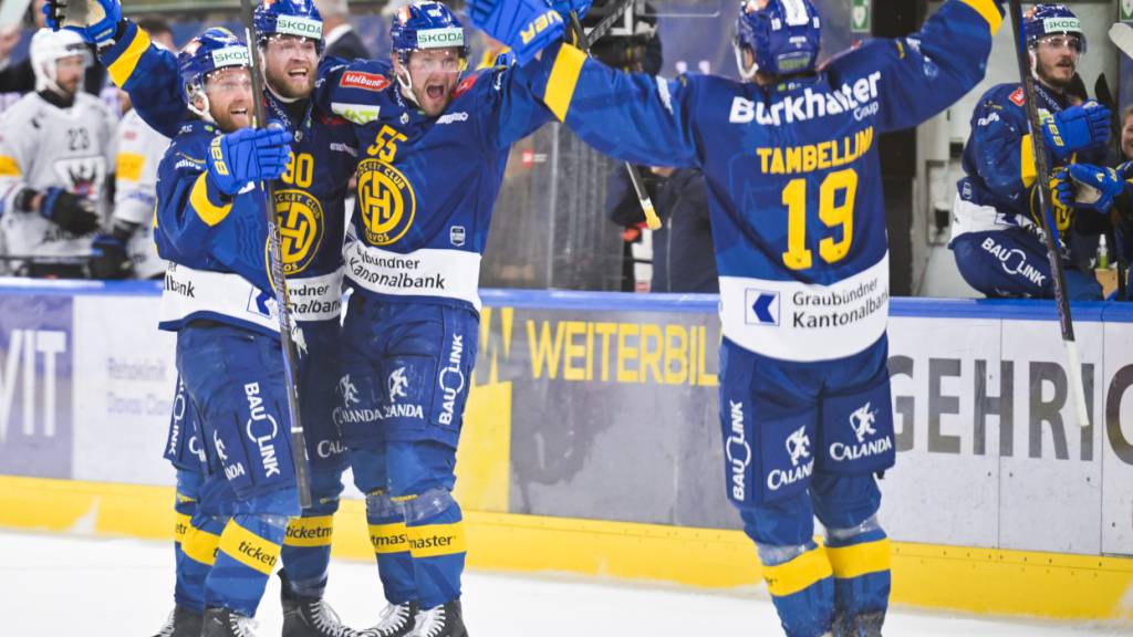 Adam Tambellini (rechts) schiesst den HC Davos im Playoff-Final zum ersten Heimsieg