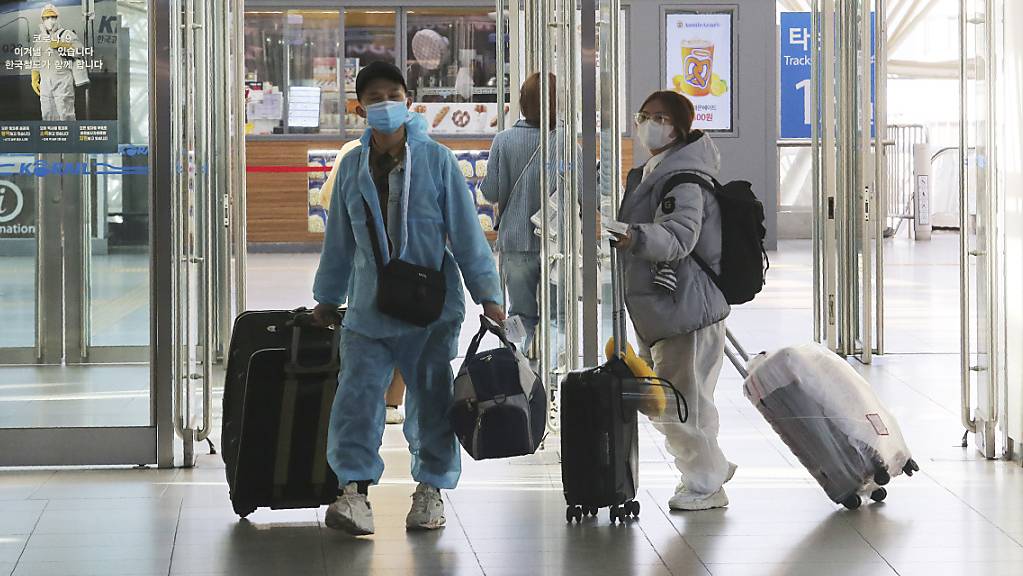 In Asien können sich vielerorts immer mehr Menschen trotz der Coronavirus-Ausbreitung wieder frei bewegen.