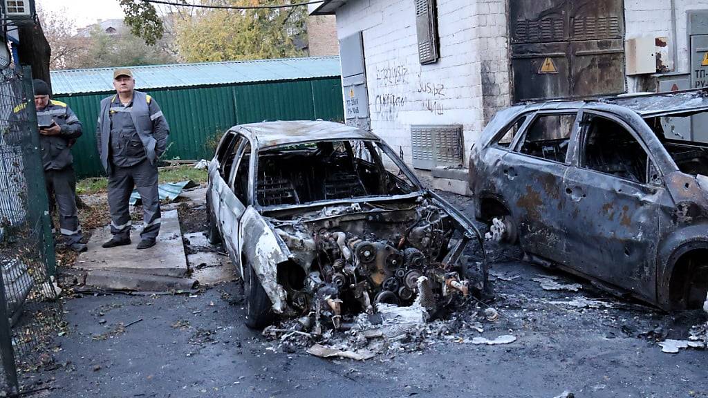 Beschädigte Autos nach einem russischen Drohnenangriff. Foto: --/Ukrinform/dpa