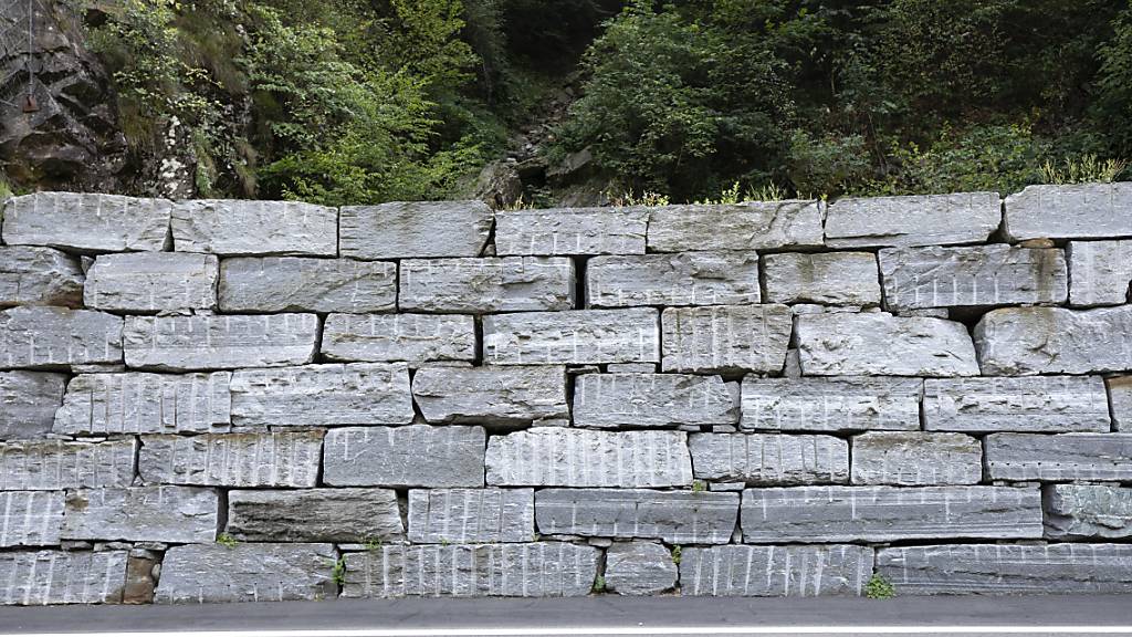 Eine Trockensteinmauer, wie sie in der Gemeinde Sattel gebaut wird, bietet der Zauneidechse einen Lebensraum. (Symbolbild)