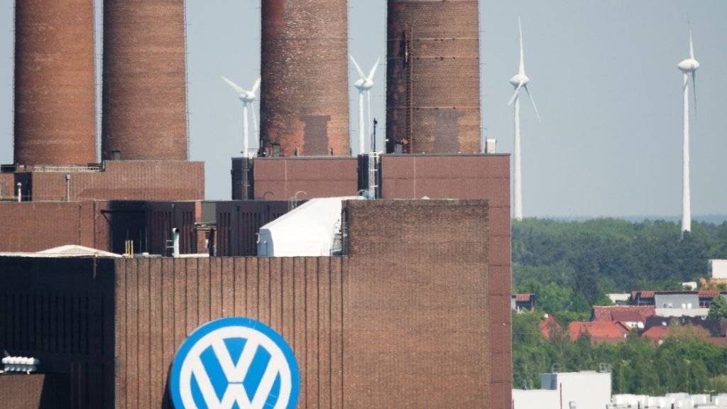 Der Abgasskandal drückt bei VW nun im dritten Quartal in Folge auf Umsatz und Gewinn. Allein für Anwaltskosten hat VW im vergangenen Quartal 200 Millionen Euro zurückgestellt. (Archivbild)