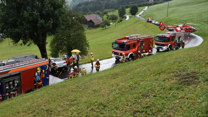 Feuerwehr schneidet Schwerverletzten aus Auto