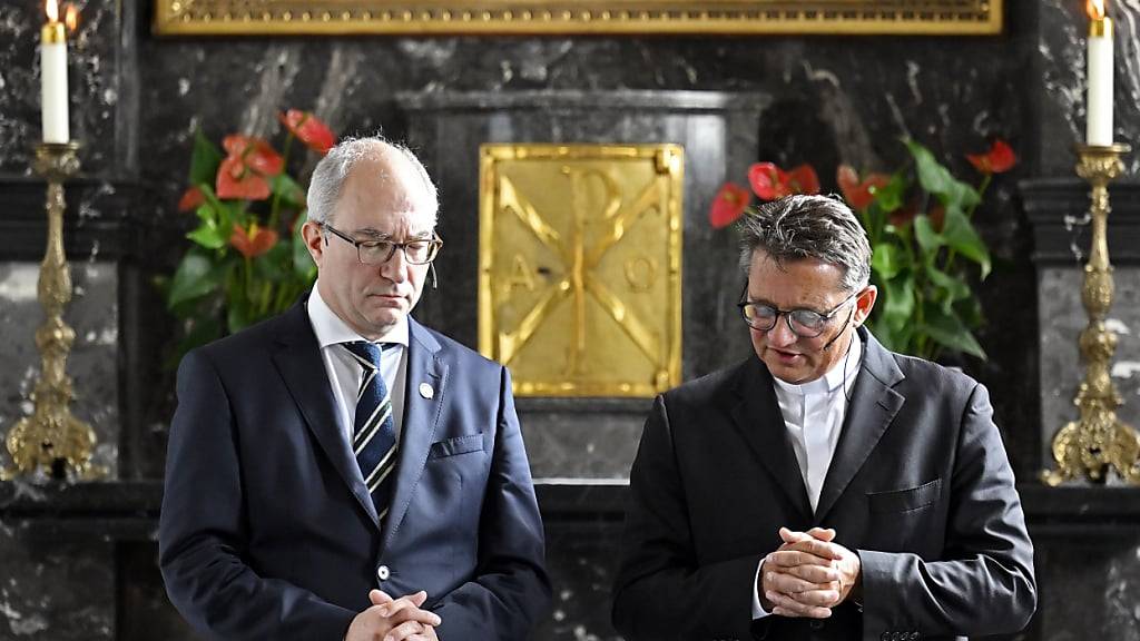 Der reformierte Pfarrer Martin Hirzel und der katholische Bischof Felix Gmür beim Gebet in der Luzerner Peterskapelle.