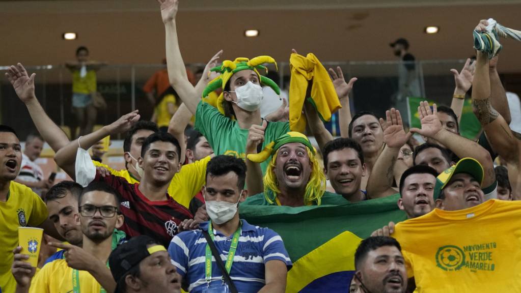 Brasiliens heissblütige Fans bejubeln den klaren Sieg über Uruguay.