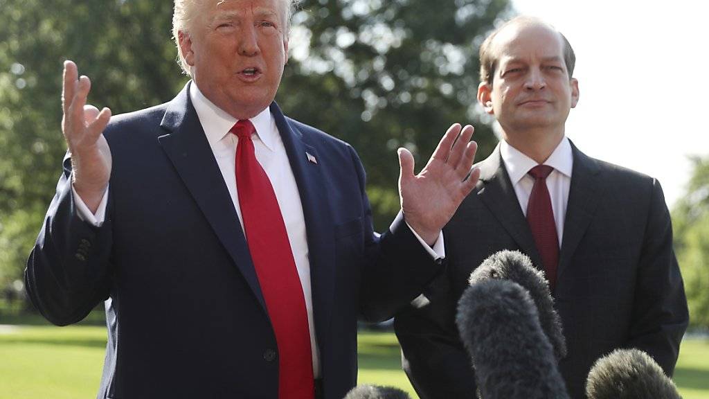 Über die Affäre Epstein gestolpert: US-Arbeitsminister Alexander Acosta bei der Bekanntgabe seines Rücktritts mit Präsident Donald Trump.