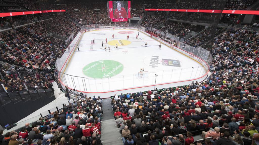 Im September fanden in der neuen Halle die ersten Eishockeyspiele statt. Das Gebäude wurde unter grossem Zeitdruck fertiggestellt. (Archiv)