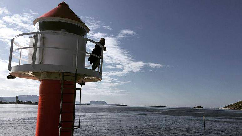 Mit dieser Aussicht hätte Ursina nicht gerechnet: Auf diesem Leuchtturm in Norwegen erwischte sie ihre Kollegen beim Nacktbaden.