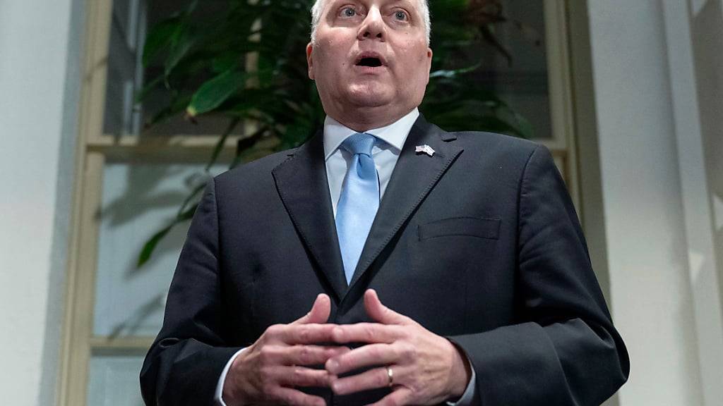 Steve Scalise spricht nach seinem Rückzug zu Reportern. Foto: Jose Luis Magana/AP/dpa