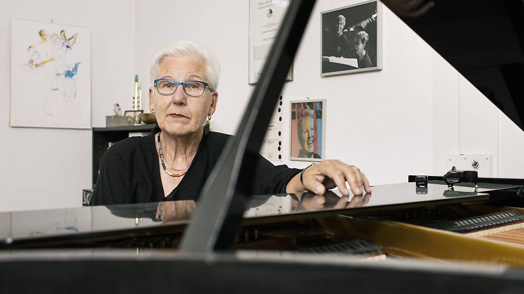 Die Schweizer Jazz-Pianistin und Schlagzeugerin Irène Schweizer 2016 in ihrer Wohnung in Zürich. (Archivbild)