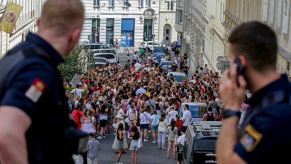 Taylor-Swift-Fans versammeln sich in der Corneliusgasse in Wien. Als Treffpunkt wurde die Straße ausgewählt, da Taylor Swift in ihrem 2019 veröffentlichten Album «Lover» einen Song mit dem Titel «Cornelia Street» hat. Foto: Heinz-Peter Bader/AP/dpa