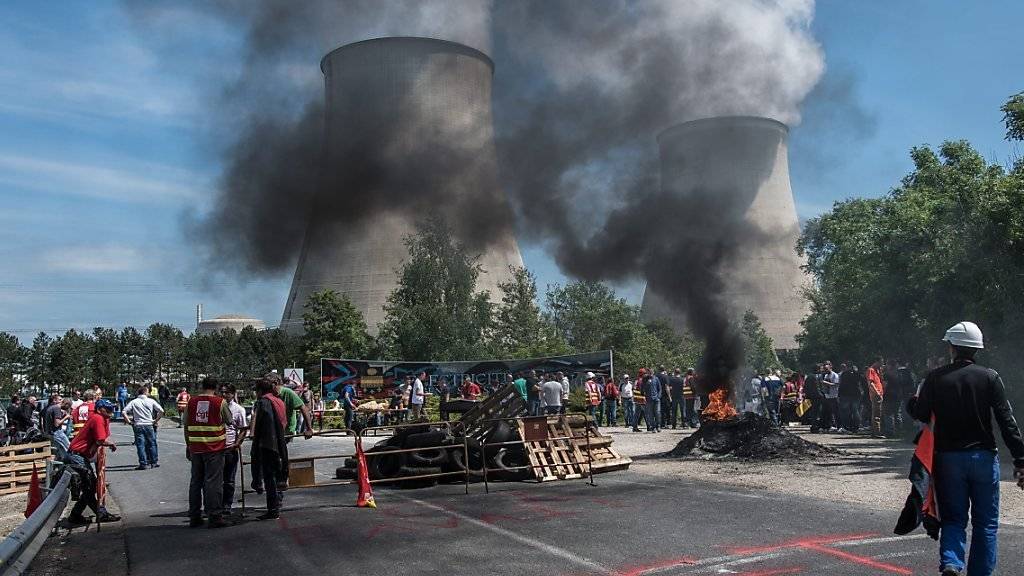 Brennende Strassensperren blockieren den Zugang zum AKW in Nogent sur Seine: Die Gewerkschaft CGT hat mit dem Streiktag kurz vor Beginn der Fussball-EM den Druck auf die Regierung noch einmal erhöht.