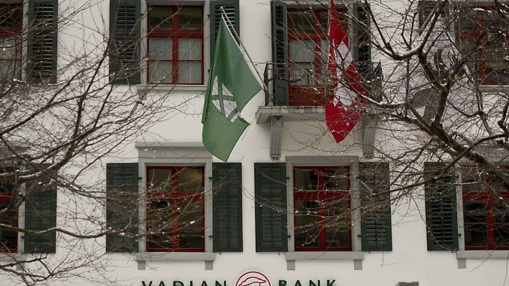 Mitte 2014 verkaufte die Ortsbürgergemeinde St Gallen die Vadian an die St. Galler Kantonalbank. Jetzt muss sie für die Jagd der Bank auf US-Kunden gerade stehen. (Archivbild KEYSTONE/Ennio Leanza)