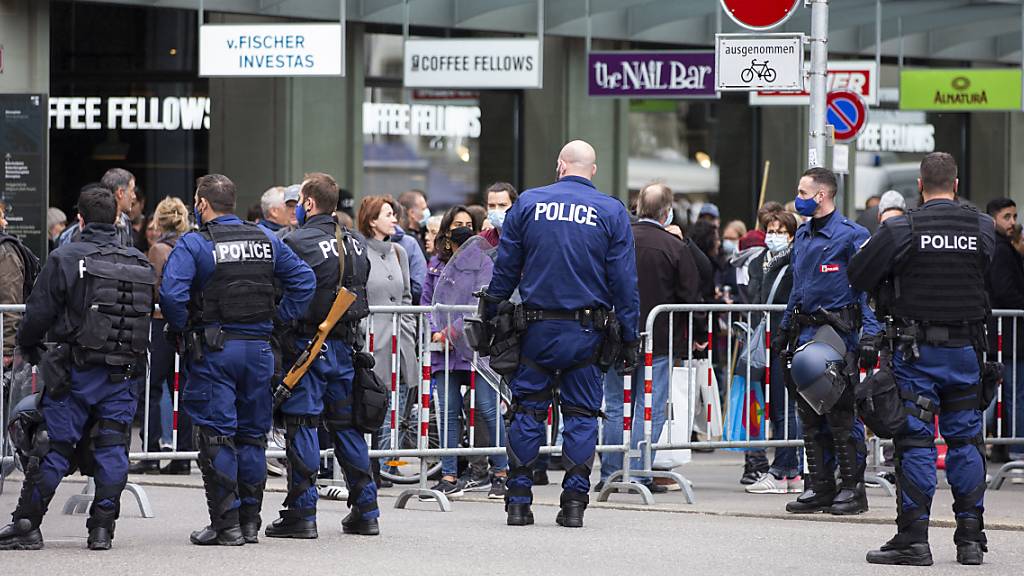 Wegen einer unbewilligten Kundgebung von Gegnern der Corona-Massnahmen hat die Polizei den Berner Bundesplatz abgeriegelt.