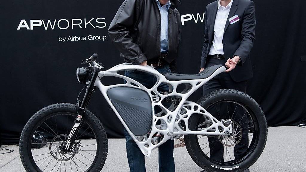 Airbus-Chef Tom Enders (links) und Apworks-Chef Joachim Zettler mit dem ersten Elektromotorrad aus dem 3D-Drucker.