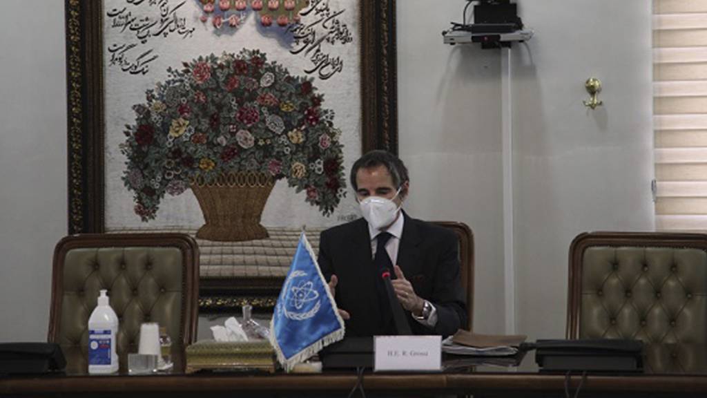 Der Generaldirektor der Internationalen Atomenergiebehörde IAEA, Rafael Mariano Grossi, spricht bei einem Treffen mit dem iranischen Atomchef Salehi.
