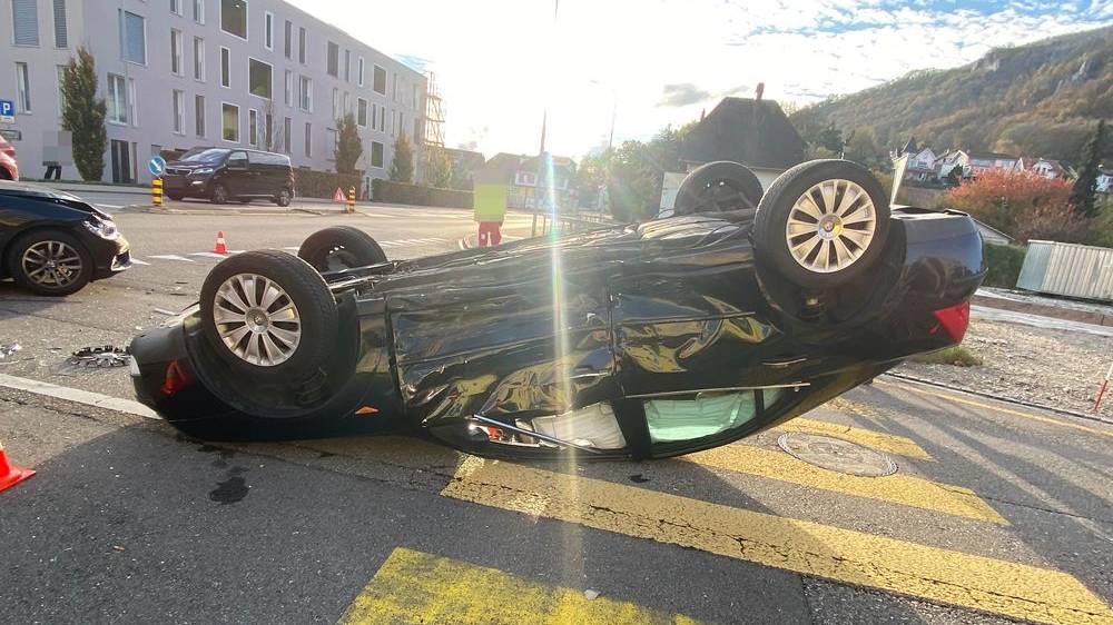 Auto kommt nach Kollision auf Dach zum Stillstand – zwei Personen Verletzt
