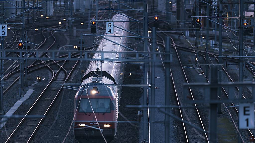 Der Bahnverkehr läuft zwischen dem Zürcher Hauptbahnhof und dem Bahnhof Aarau wegen einer Fahrleitungsstörung am Freitagabend nur eingeschränkt. (Archivbild)