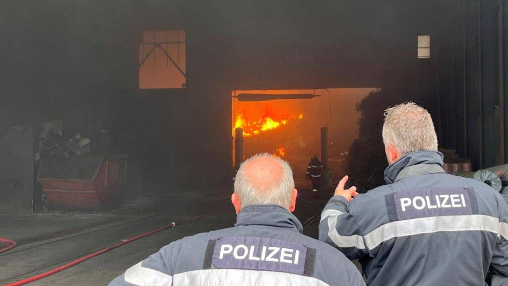 In einem Recycling-Betrieb in Regensdorf sind am Mittwoch Titanspäne in Brand geraten. Weil Titan nicht mit Wasser gelöscht werden kann, musste der Container ins Freie gezogen werden. Dort konnten die Späne unter Aufsicht abbrennen.
