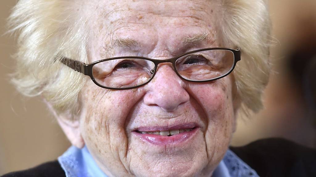 ARCHIV - Ruth Westheimer ist im Alter von 96 Jahren gestorben. Foto: Arne Dedert/dpa