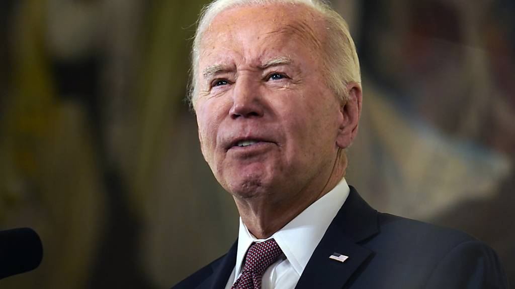 Joe Biden, Präsident der USA, hält eine Rede in Charleston. Gegenüber Journalisten in Washington sagte Biden, das US-Militär werde seine Angriffe auf Stellungen der vom Iran unterstützten Huthi-Miliz im Jemen fortsetzen. Foto: Stephanie Scarbrough/AP/dpa