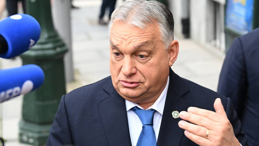 Der ungarische Ministerpräsident Viktor Orban spricht mit den Medien in Brüssel. Foto: Harry Nakos/AP/dpa