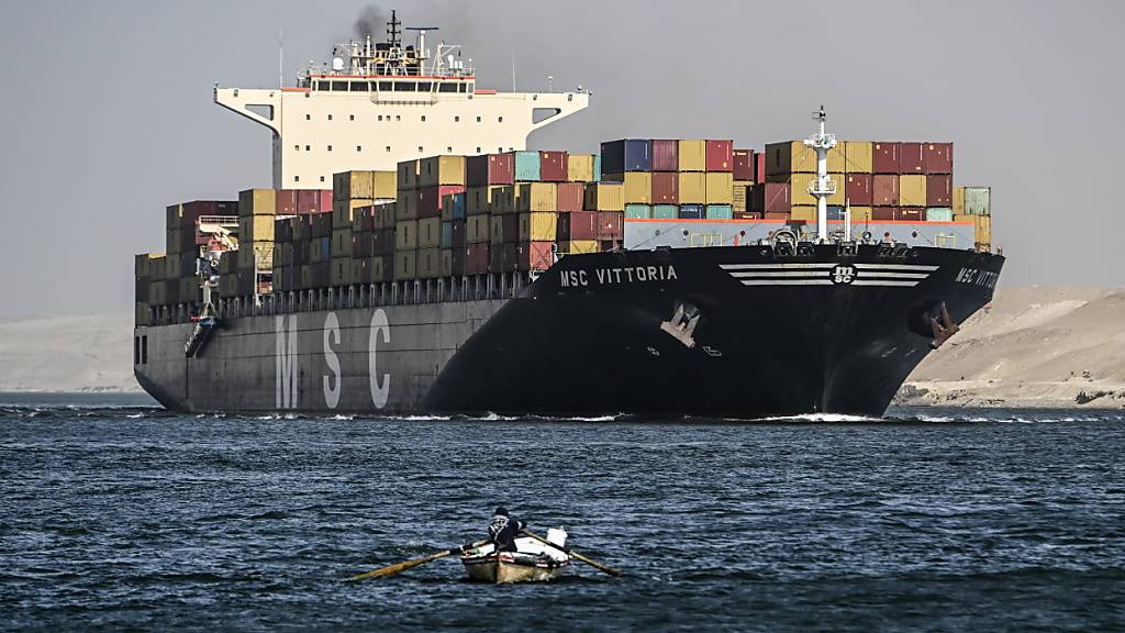 Ein Containerschiff der in Genf ansässigen Reederei Mediterranean Shipping Company (MSC) im Suezkanal. (Archivbild)