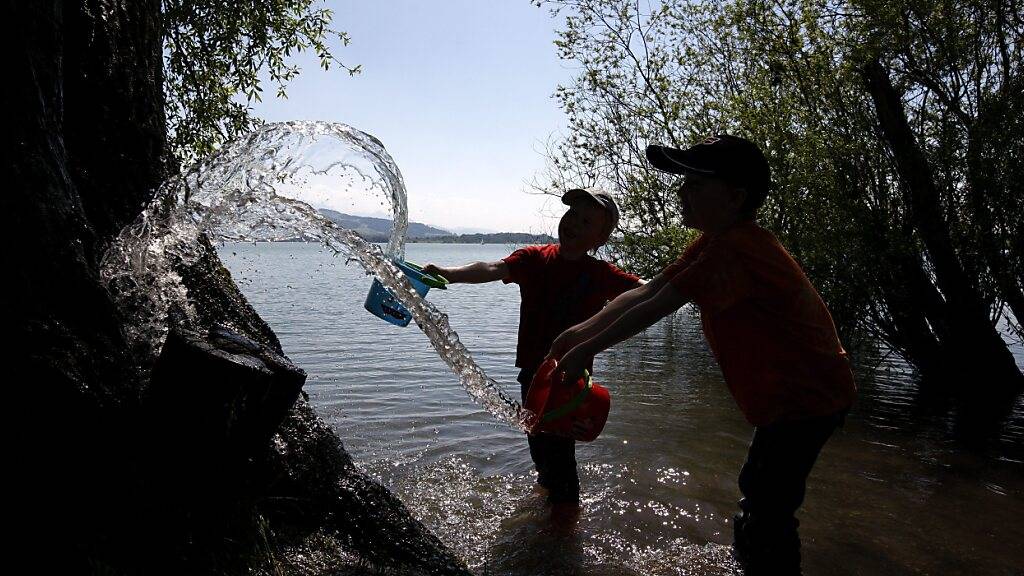 Zwei Kinder spielen im Brüggli am Zugersee. (Archivaufnahme)