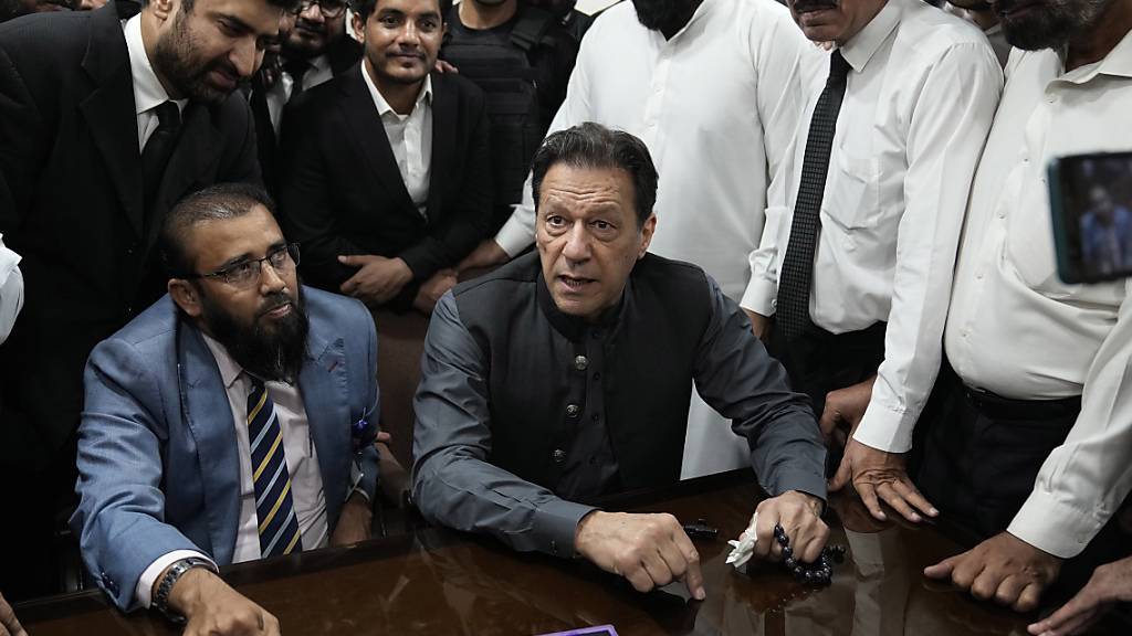 ARCHIV - Imran Khan (M) kann gegen das Urteil Berufung einlegen. Foto: K.M. Chaudary/AP/dpa
