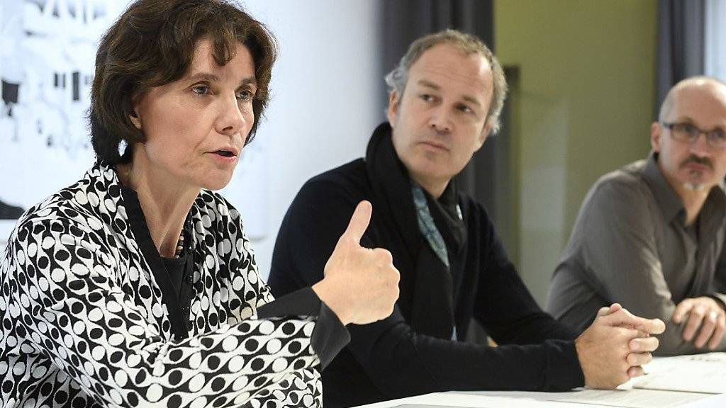 Die Genfer Staatsrätin Anne Emery-Torracinta (links) stellte den neuen Lehrgang für Comiczeichner am Donnerstag zusammen mit den Zeichnern Zep (Mitte) und Tom Tirabosco (rechts) vor.