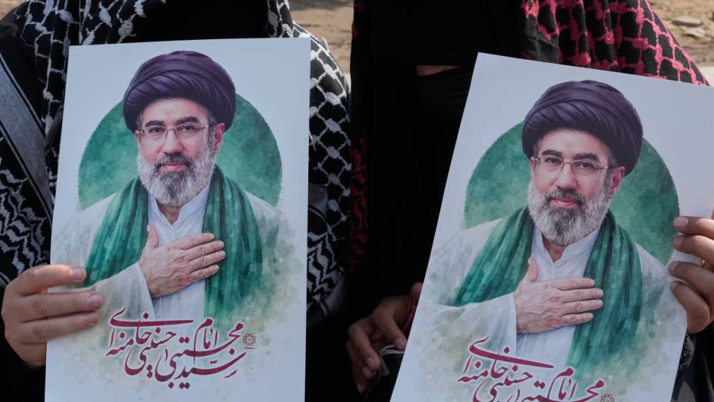 ARCHIV - Frauen halten Plakate des neuen iranischen Staatsoberhaupts Modschtaba Chamenei während einer Kampagne zur Unterstützung der Regierung auf dem Platz der Islamischen Revolution. Foto: Vahid Salemi/AP/dpa