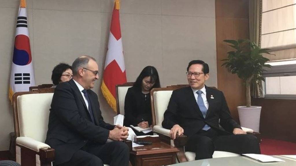 Bundesrat Guy Parmelin (l.) am Freitag in Seoul im Gespräch mit Südkoreas Verteidigungsminister Song Young Moo.