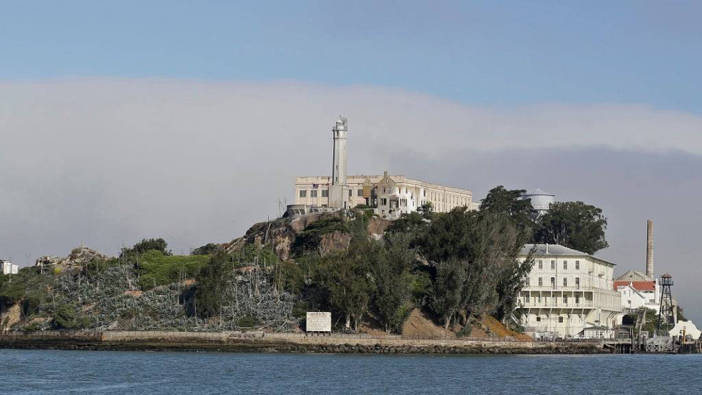 ARCHIV - Nebel liegt hinter Alcatraz Island, 1. Juli 2015, in San Francisco. US-Präsident Trump will das berüchtigte Gefängnis Alcatraz wieder in Betrieb nehmen und dort künftig Schwerverbrecher unterbringen. Foto: Eric Risberg/AP/dpa