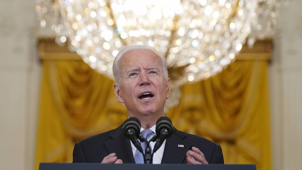 US-Präsident Joe Biden spricht im Weißen Haus über die Situation in Afghanistan. Das Weiße Haus teilte am Dienstagabend (Ortszeit) mit, dass sich in der kommenden Woche die Staats- und Regierungschefs der G7-Staaten bei einer Videokonferenz über das weitere Vorgehen in Afghanistan beraten werden. Foto: Evan Vucci/AP/dpa