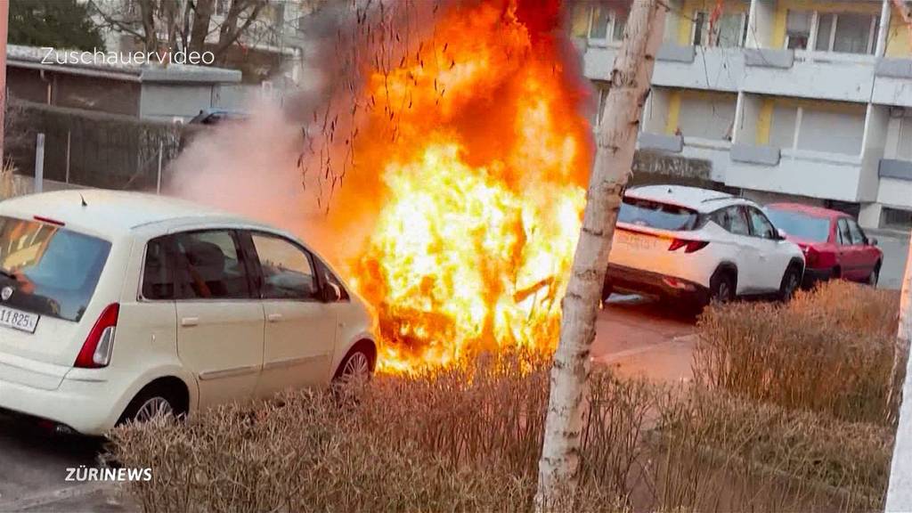 Brennendes Auto in Altstetten: Mann übergiesst Fahrzeug mit Benzin